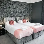 The Woolpack - Unforgettable Group Getaway In *